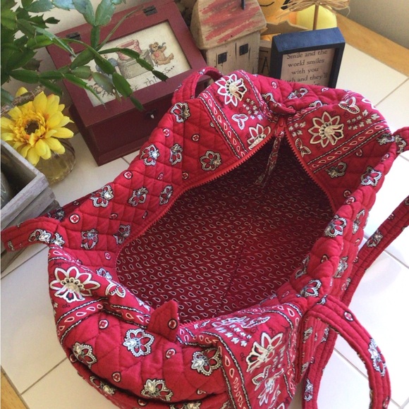 ‘Vera Bradley’ Quilted Red Bandana Duffel Bag - Picture 4 of 9